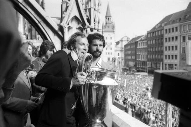 Der FC Bayern München gewinnt den Europapokal der Landesmeister 1975 - Empfang auf dem Rathausbalkon mit Gerd Müller (re.) und Franz Roth