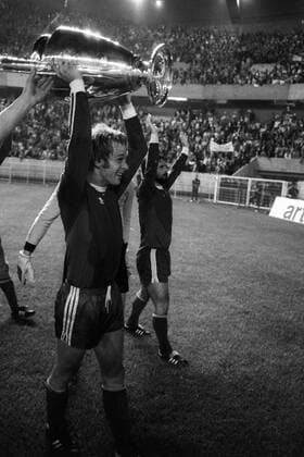 Der FC Bayern München gewinnt den Europapokal der Landesmeister 1975 - Rainer Zobel präsentiert die Trophäe, dahinter Gerd Müller
