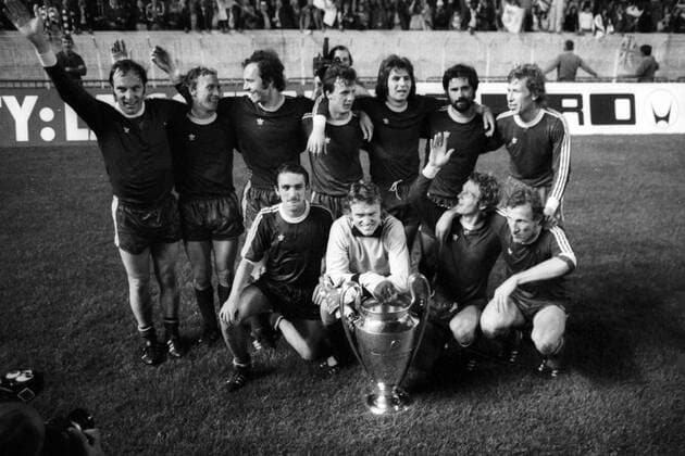 Der FC Bayern München gewinnt den Europapokal der Landesmeister 1975, hi.v.li.: Franz Roth, Bernd Dürnberger, Franz Beckenbauer, Klaus Wunder, Josef Weiss, Gerd Müller, Conny Torstensson; vorn: Jupp Kapellmann, Torwart Sepp Maier, Rainer Zobel und Hans Georg Schwarzenbeck