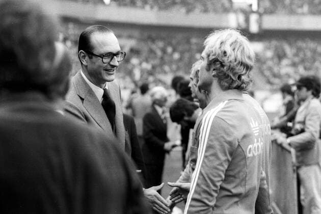 Finale um den Europapokal der Landesmeister 1975 in Paris - Bürgermeister Jacques Chirac (Paris Frankreich, li.) begrüßt Uli Hoeneß (FC Bayern München)