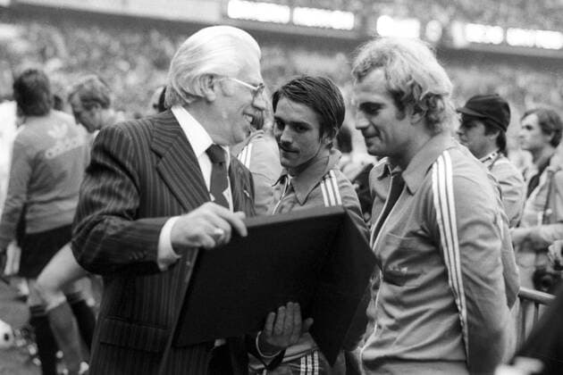 Finale um den Europapokal der Landesmeister 1975 in Paris - Präsident Wilhelm Neudecker (li.) zeigt Jupp Kapellmann und Uli Hoeneß (alle FC Bayern München) etwas Lustiges