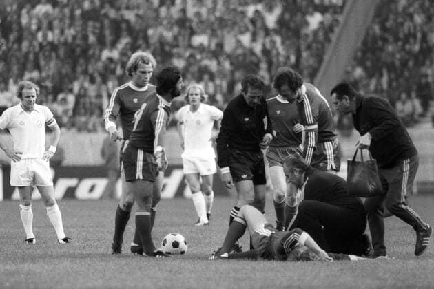 Finale um den Europapokal der Landesmeister 1975 in Paris - FC Bayern München - Leeds United 2:0 - Björn Andersson (Bayern) erleidet einen Schien- und Wadenbeinbruch ob eines Foulspiels von Terry Yorath (4.v.li.), daneben v.li.: William - Billy - Bremner (Leeds), Uli Hoeneß, Gerd Müller, Schiedsrichter Michel Kitabdjian (Frankreich), Franz Beckenbauer