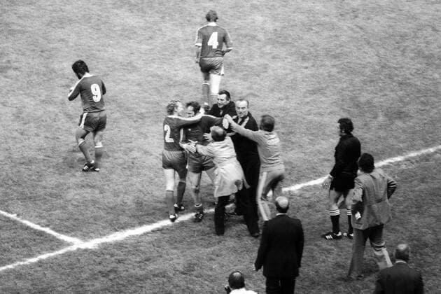 Finale um den Europapokal der Landesmeister 1975 in Paris - FC Bayern München - Leeds United 2:0 - Jubel der Bayern mit Hans Georg Schwarzenbeck, Gerd Müller, Bernd Dürnberger, Trainer Dettmar Cramer und dem Torschützen Franz Roth