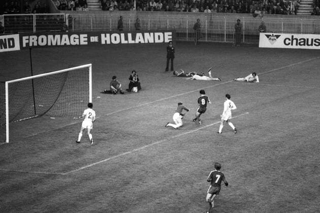 Finale um den Europapokal der Landesmeister 1975 in Paris - FC Bayern München - Leeds United 2:0 - Gerd Müller (Bayern) erzielt das Tor zum 2:0 gegen Torwart David Stewart (Leeds)