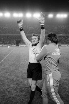 Der FC Bayern München gewinnt den Europapokal der Landesmeister - Torwart Sepp Maier jubelt