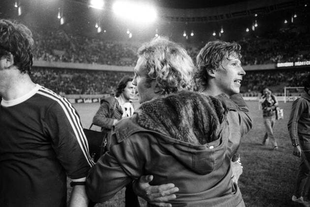 Der FC Bayern München gewinnt den Europapokal der Landesmeister - Conny Torstensson (re.) jubelt mit Uli Hoeneß