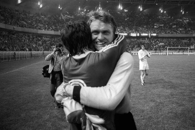 Der FC Bayern München gewinnt den Europapokal der Landesmeister - Jubel von Torwart Sepp Maier (re.)