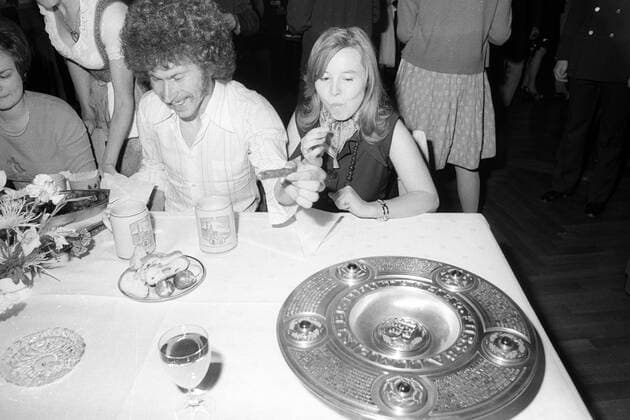 Fußball, FC Bayern München, Deutscher Meister 1974 Der FC Bayern München feiert den Gewinn der deutschen Meisterschaft sowie den Gewinn des Europapokals der Landesmeister - Paul Breitner und seine Frau Hildegard