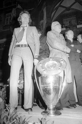 Der FC Bayern München gewinnt die deutsche Meisterschaft sowie den Europapokal der Landesmeister - L-R - Torwart Sepp Maier, Präsident Wilhelm Neudecker und Trainer Udo Lattek