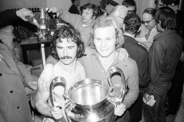 Der FC Bayern München gewinnt den Europapokal der Landesmeister - Uli Hoeneß (re.) und Gerd Müller präsentieren die Trophäe