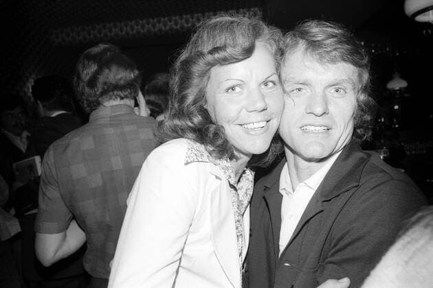 Fußball, FC Bayern München, Deutscher Meister 1974 Der FC Bayern München gewinnt die deutsche Meisterschaft sowie den Europapokal der Landesmeister - Torwart Sepp Maier und Ehefrau Agnes