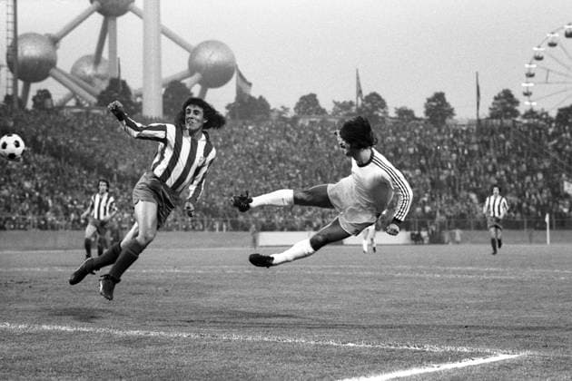FC Bayern München - Atletico Madrid 4:0 - Gerd Müller (Bayern, re.) gegen Ramon Heredia (Atletico)