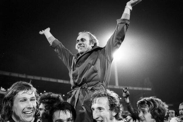 Der FC Bayern München gewinnt den Europapokal der Landesmeister 1974 - Trainer Udo Lattek (obenauf) feiert mit Conny Torstensson (li.), Hans Georg Schwarzenbeck und Rainer Zobel