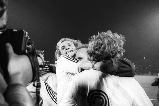 Der FC Bayern München gewinnt den Europapokal der Landesmeister 1974 - Uli Hoeneß (li.) jubelt mit Trainer Udo Lattek