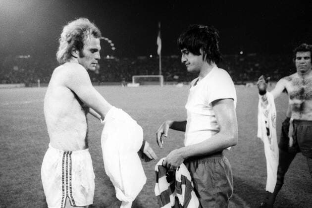 FC Bayern München - Atletico Madrid 4:0 - Uli Hoeneß (Bayern, li.) tauscht sein Trikot mit Domingo Benegas (Atletico)