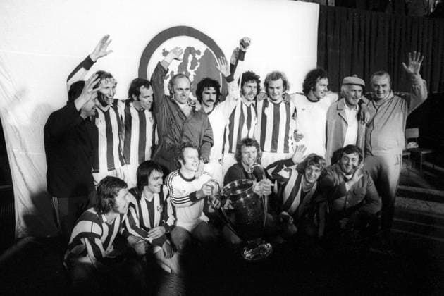 Der FC Bayern München gewinnt den Europapokal der Landesmeister 1974, hi.v.li.: x, Hans Georg Schwarzenbeck, Franz Roth, Trainer Udo Lattek, Gerd Müller, Paul Breitner, Uli Hoeneß, Franz Beckenbauer, Manager Robert Schwan, Masseur Josip Saric; vorn: Conny Torstensson, Jupp Kapellmann, Johnny Hansen, Torwart Sepp Maier und Rainer Zobel