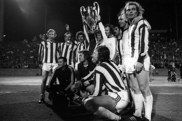 Der FC Bayern München gewinnt den Europapokal der Landesmeister 1974, hi.v.li.: Hans Georg Schwarzenbeck, Franz Roth, Paul Breitner, Rainer Zobel, Johnny Hansen, Gerd Müller, Franz Beckenbauer und Uli Hoeneß; vorn: Betreuer, Torwart Sepp Maier und Conny Torstensson