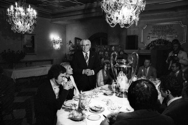 Der FC Bayern München gewinnt den Europapokalsieg der Landesmeister - Präsident Wilhelm Neudecker hält eine Rede neben Franz Beckenbauer und dessen Ehefrau Brigitte