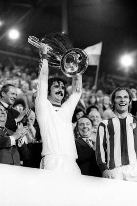 Der FC Bayern München gewinnt den Europapokalsieg der Landesmeister - Gerd Müller präsentiert die Trophäe neben Franz Roth