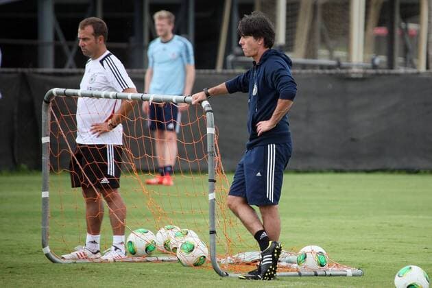 Bundestrainer Joachim Löw (D) mit Co-Trainer Hansi Flick