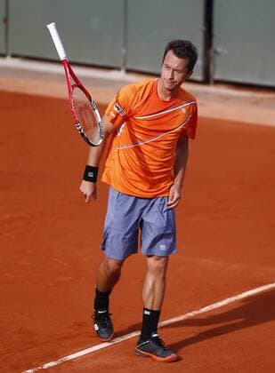 French Open 2013, Roland Garros,Paris,ITF Grand Slam Tennis Tournament, Philipp Kohlschreiber (GER) wirft veraergert seinen Schlaeger,Aerger,Frust, Wut,Emotion,Einzelbild,Ganzkoerper,Hochformat,von oben,