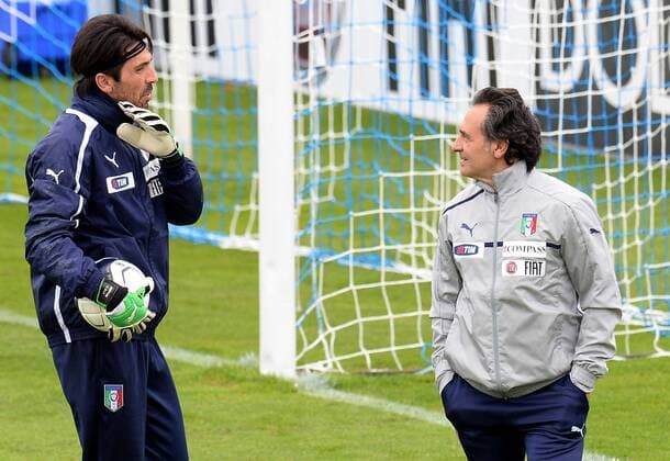 Football - soccer: International team of Italy, giacomo bonaventuranluigi buffon , cesare prandelli (Hinweis: Verwendung nur in Deutschland - only Germany) xHOCHxZWEIx xItalyxPhotoxPressx 