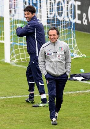 Football - soccer: International team of Italy, giacomo bonaventuranluigi buffon , cesare prandelli (Hinweis: Verwendung nur in Deutschland - only Germany) xHOCHxZWEIx xItalyxPhotoxPressx 
