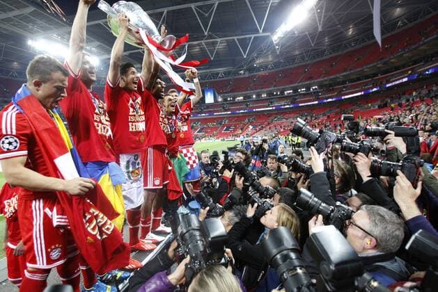 Team Munich celebrate the win of the cup during the final of the Champions league between Borussia Dortmund and FC Bayern Munich, Wembley Stadium in London on May 25., 2013. Borussia Dortmund gegen FC Bayern München im Finale der Champions League in der Saison 2012 2013 am 25. Mai 2013.