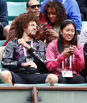 French Open 2013, Roland Garros,Paris,ITF Grand Slam Tennis Tournament, RedFoo, Freund von Victoria Azarenka(BLR) reagiert enttaeuscht,daneben Managerin Meilen Tu in der Spielerloge,Halbkoerper,Querformat,