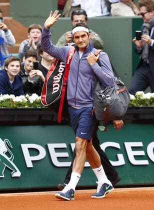 French Open 2013, Roland Garros,Paris,ITF Grand Slam Tennis Tournament, Roger Federer (SUI) kommt auf den Platz, winkt und begruesst das Publikum,Einzelbild,Ganzkoerper,Hochformat,Spielbeginn,