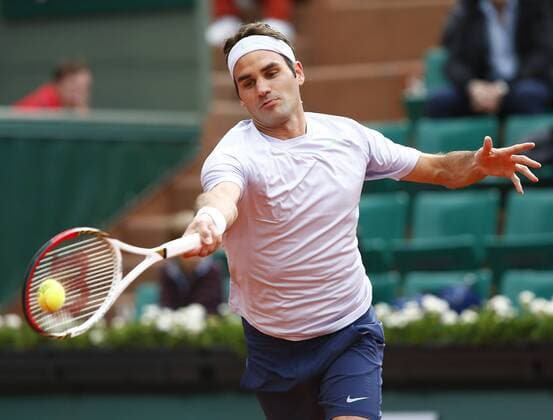 French Open 2013, Roland Garros,Paris,ITF Grand Slam Tennis Tournament, Roger Federer (SUI), Aktion,Einzelbild,Halbkoerper,Querformat,