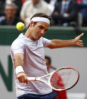 French Open 2013, Roland Garros,Paris,ITF Grand Slam Tennis Tournament, Roger Federer (SUI), Aktion,Einzelbild,Halbkoerper,Hochformat,