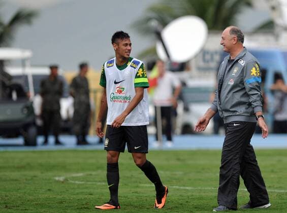 Luiz Felipe Scolari (R), head coach of the Brazilian national football team, talks to Neymar (L) in a training session for the friendly match against England in Rio de Janeiro, Brazil, on May 29, 2013. The match will be held at the Maracana stadium in Rio de Janerio on June 2. (Xinhua Weng Xinyang) (py) (SP)BRAZIL-RIO DE JANEIRO-SOCCER-TRAINING 