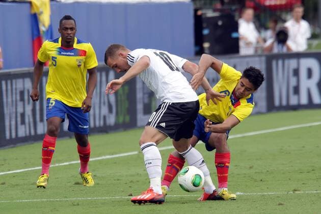 Christian Noboa (ECU) gegen Lukas Podolski (D) - Länderspiel Deutschland vs. Ecuador