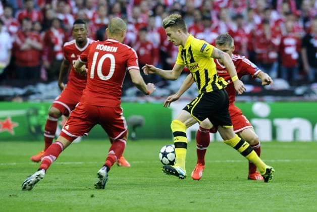 Fussball, UEFA-Champions-League Saison 2012 2013, Herren, Finale im Londoner Wembley Stadion: Bor. Dortmund, BVB (gelb) - FC Bayern München, FCB (rot) 1:2; v.li.: Jerome Boateng (FCB), Arjen Robben (FCB), Marco Reus (BVB), Bastian Schweinsteiger (FCB), Aktion.