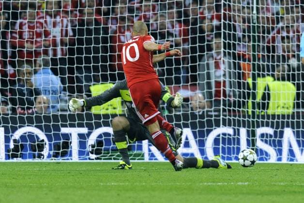 Fussball, UEFA-Champions-League Saison 2012 2013, Herren, Finale im Londoner Wembley Stadion: Bor. Dortmund, BVB (gelb) - FC Bayern München, FCB (rot) 1:2; Arjen Robben (FCB) erzielt das entscheidende Tor zum 2:1, gegen Roman Weidenfeller (BVB), Aktion.