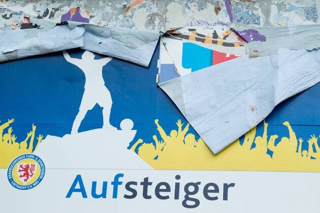 Aufsteiger Plakat von Eintracht Braunschweig hängt vom Regen nur noch Notdürftig an einer Plakatwand in Magdeburg - 29.05.2013, Deutschland, Fußball, Mann, Männer