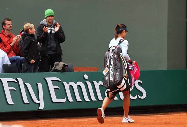 (130530) -- PARIS, May 30, 2013 (Xinhua) -- Li Na of China leaves the court after the women s singles second round match at the Roland Garros stadium in Paris, France, May 30, 2013. 