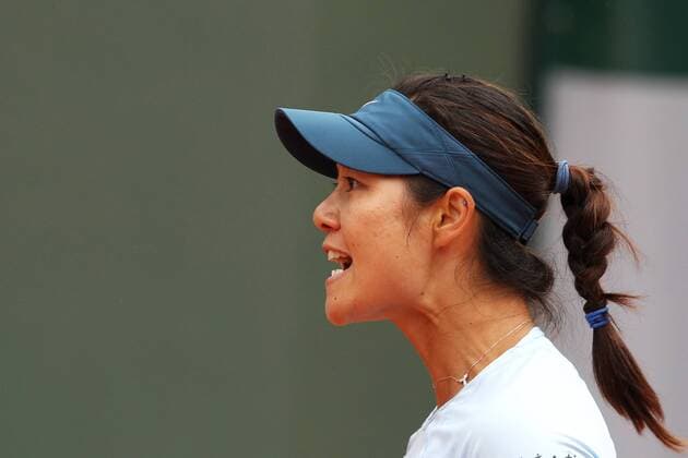 Li Na of China reacts during the women s singles second round match at the French Open tennis tournament at the Roland Garros stadium in Paris, France, May 30, 2013. (Xinhua Gao Jing) (SP)FRANCE-PARIS-TENNIS-FRENCH OPEN 