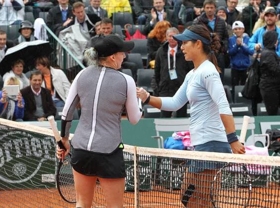 Li Na (R) of China shakes hands with Bethanie Mattek Sands of the United States after the women s singles second round match at the French Open tennis tournament at the Roland Garros stadium in Paris, France, May 30, 2013. (Xinhua Gao Jing) (SP)FRANCE-PARIS-TENNIS-FRENCH OPEN 