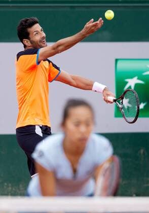 TENNIS - ATP, WTA, French Open 2013 PARIS,FRANKREICH,31.MAI.13 - TENNIS - ATP Tennis Herren World Tour, WTA Tennis Damen Tour, Grand Slam, Roland Garros, French Open, Mixed Doppel. Bild zeigt Julian Knowle (AUT) und Shuai Zhang (CHN). 