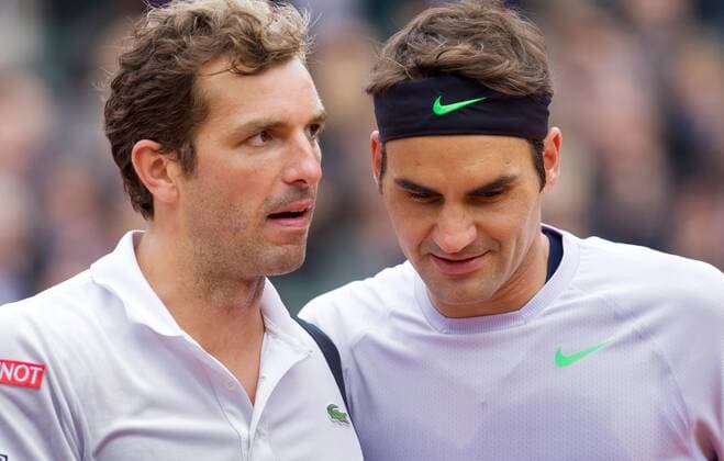 TENNIS - ATP, French Open 2013 PARIS,FRANKREICH,31.MAI.13 - TENNIS - ATP Tennis Herren World Tour, Grand Slam, Roland Garros, French Open. Bild zeigt Julien Benneteau (FRA) und Roger Federer (SUI). 