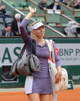 Russian Maria Sharapova acknowledges the crowd after winning her French Open women s second round match at Roland Garros in Paris on May 31, 2013.  PAR20130531723