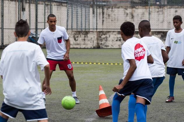 Theo Walcott during visiting of Projeto Relief. Rio de Janeiro RJ, Brasil 31 05 2013. x(11)xCelsoxPupox xFotoarenax 