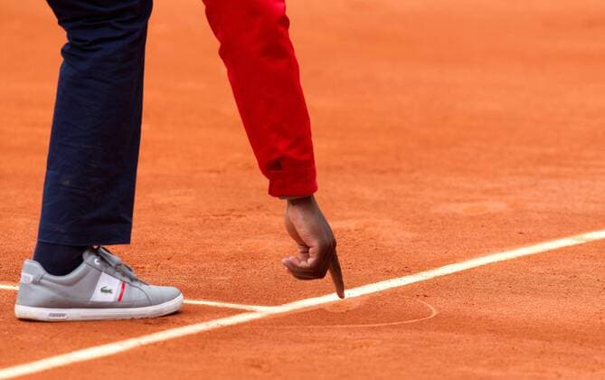 TENNIS - WTA, French Open 2013 PARIS,FRANKREICH,31.MAI.13 - TENNIS - WTA Tennis Damen Tour, Grand Slam, Roland Garros, French Open. Bild zeigt ein Feature mit einem Schiedsrichter. 