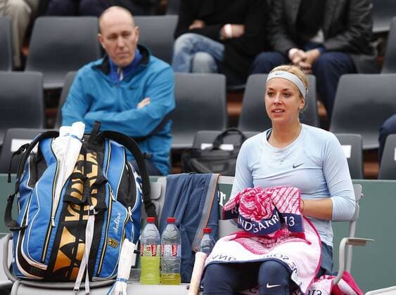 French Open 2013, Roland Garros,Paris,ITF Grand Slam Tennis Tournament, Sabine Lisicki (GER) sitzt während der Spielpause auf der bank, unscharf im Hintergrund ihr Manager Olivier R. van Lindonk,Halbkoerper,Querformat,