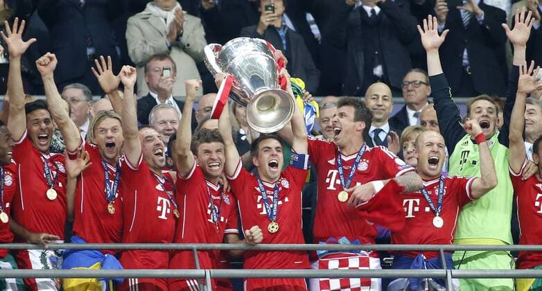 Fußball, FC Bayern München, Champions League Sieger 2013 Team Munich celebrate the victory, Münchens Claudio Pizarro (L), Münchens Anatoliy Tymoshchuk (2.L), Thomas Müller, Philipp Lahm, Münchens Mario Mandzukic, Münchens Arjen Robben and Münchens goalkeeper Manuel Neuer during the final of the Champions league between Borussia Dortmund and FC Bayern Munich, Wembley Stadium in London on May 25., 2013. Borussia Dortmund gegen FC Bayern München im Finale der Champions League in der Saison 2012 2013 am 25. Mai 2013.