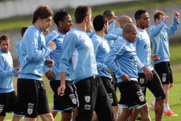 (130601) -- MONTEVIDEO, 2013 (Xinhua) -- Uruguay s national soccer team players participate in a training session in Montevideo, capital of Uruguay, on May 31, 2013. Uruguay s national soccer team will play a friendly match against France at Centenario Stadium in Montevideo on June 5. (Xinhua Nicolas Celaya) (fnc) (ce) (SP)URUGUAY-MONTEVIDEO-SOCCER-TRAINING 