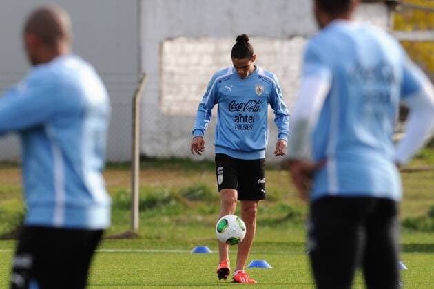 (130601) -- MONTEVIDEO, 2013 (Xinhua) -- Uruguay s national soccer team player Edinson Cavani (C) participates in a training session in Montevideo, capital of Uruguay, on May 31, 2013. Uruguay s national soccer team will play a friendly match against France at Centenario Stadium in Montevideo on June 5. (Xinhua Nicolas Celaya) (fnc) (ce) (SP)URUGUAY-MONTEVIDEO-SOCCER-TRAINING 