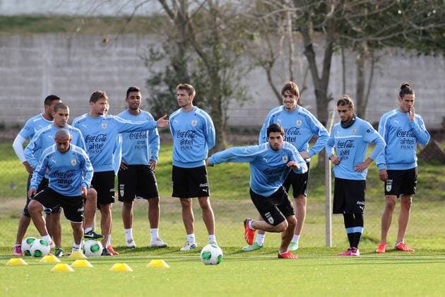 (130601) -- MONTEVIDEO, 2013 (Xinhua) -- Uruguay s national soccer team players participate in a training session in Montevideo, capital of Uruguay, on May 31, 2013. Uruguay s national soccer team will play a friendly match against France at Centenario Stadium in Montevideo on June 5. (Xinhua Nicolas Celaya) (fnc) (ce) (SP)URUGUAY-MONTEVIDEO-SOCCER-TRAINING 